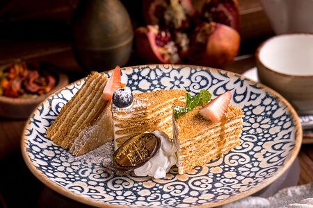 Фирменный медовик с обожженным кремом