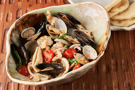 Большая лопата с морепродуками