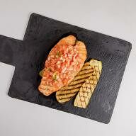 Запеченный лосось с соусом сальса