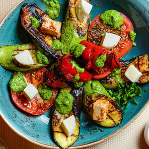 Ջերմ աղցան բանջարեղենով և մոցարելայով