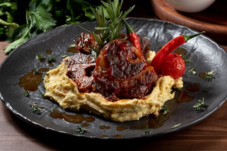 Голень молодого ягнёнка с пюре (Kuzu Ossabuka)