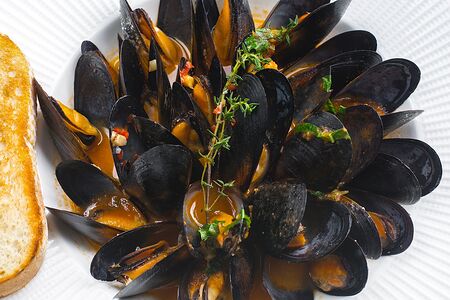 Мидии с томатным соусом