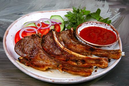Антрекот из баранины с овощами