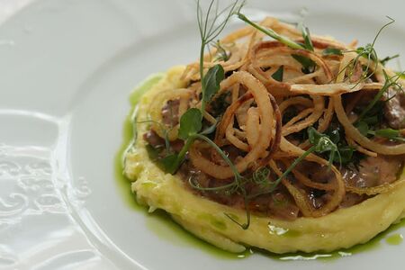 Говядина по-строгановски с белыми грибами и пюре