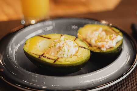 Авокадо на гриле с крабом