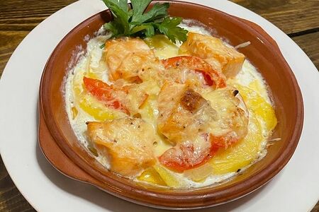 Лосось запечённый с картофелем под сливочным соусом