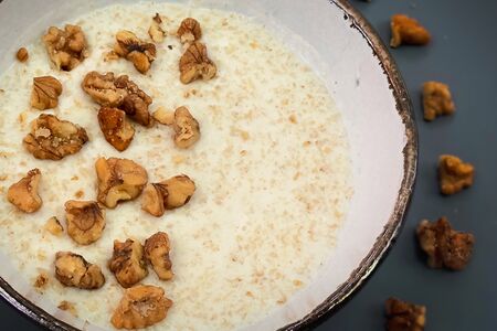 Безглютеновая овсяная каша на кокосовом молоке с грецким орехом