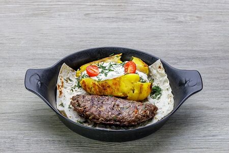 Бифштекс с запечённым картофелем