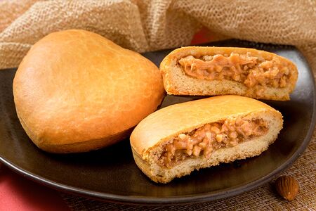 Пирог со сгущенным молоком и орехом