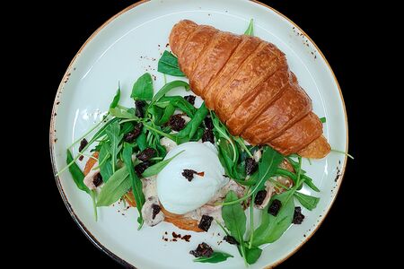 Яйцо пашот с беконом, шампиньонами и рукколой