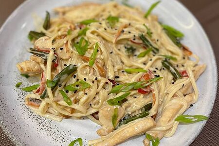 Вок сливочный с курицей