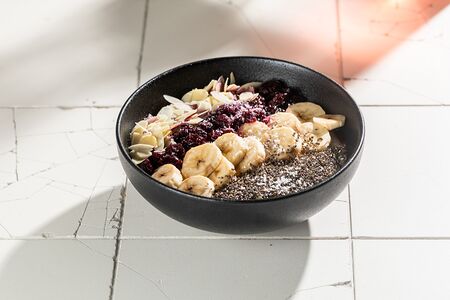 Овсяная каша с бананом, вишней и лепестками миндаля