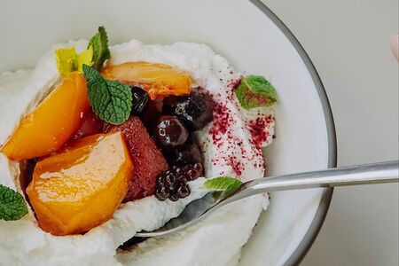 Мягкий творог с ягодами и мятой