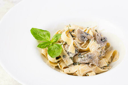 Феттуччине с курицей и грибами