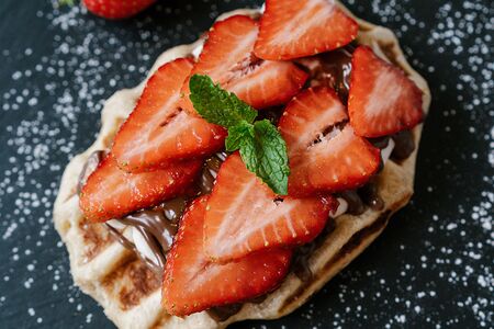 Сладкая вафля с клубникой и нутеллой