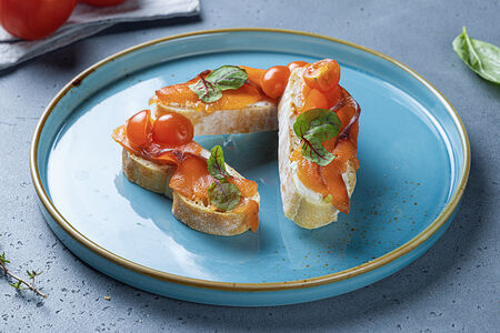 Брускетта с лососем