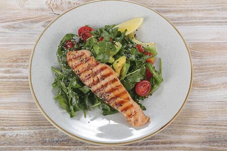 Теплый салат с лососем и авокадо