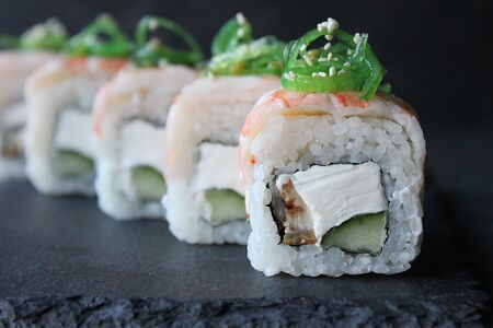 Ролл с тигровой креветкой и салатом чука