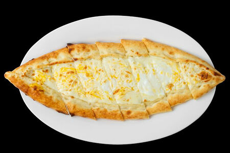 Пиде с сыром с яйцом