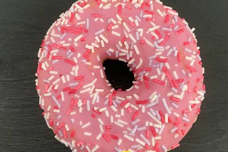 Донат Ягодный микс с начинкой