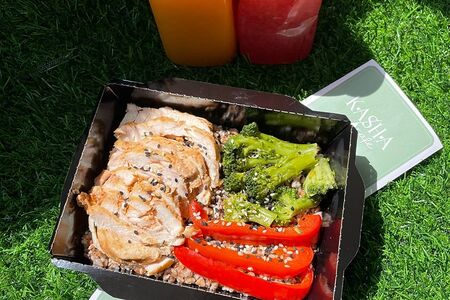 Курица с гречкой и овощами на пару