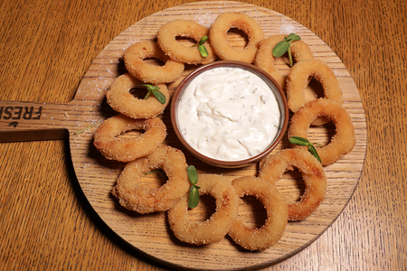 Кольца кальмара с чесночным соусом