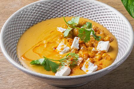 Чечевичный суп с фетой и нутом