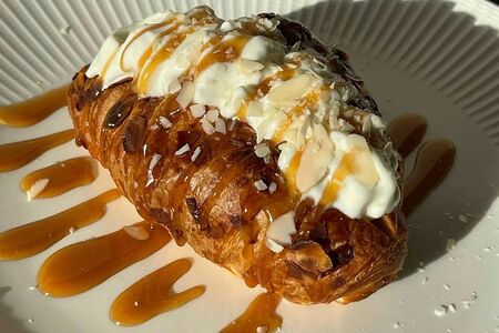 Круассан с соленой карамелью, бананом и миндалем
