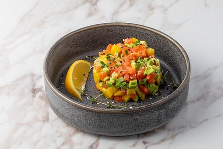 Тартар из лосося с манго и авокадо