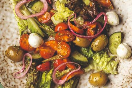 Салат Греческий с молодым сыром и соусом песто