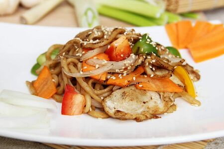 Удон с курицей в устричном соусе