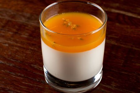 Панна-котта с маракуйей