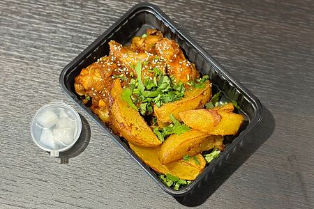 Хе из куриных крылышек с жареным картофелем