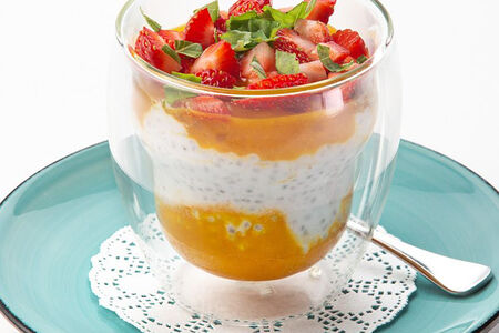 Пудинг из семян чиа на кокосовом молоке с манго и клубникой