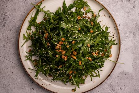 Зелёный салат с орехами и огурцом