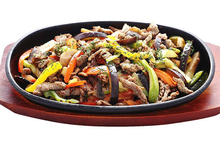 Телятина обжаренная с овощами