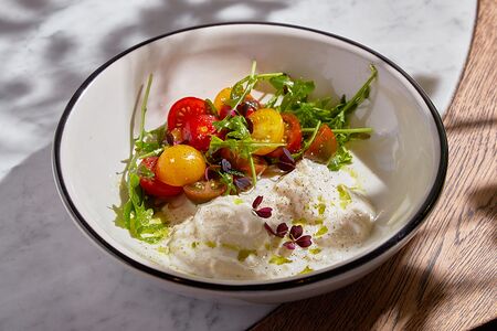 Салат со страчателлой, томатами черри и салатом маше