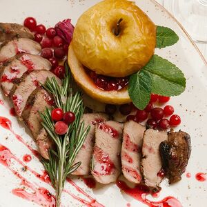 Утка с запеченным яблоком и клюквой