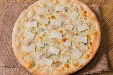 Пицца с грушей и горгонзолой