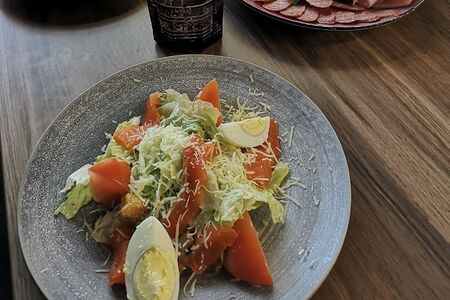 Салат Цезарь с семгой