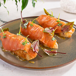 Брускетта с диким лососем и кремом из авокадо