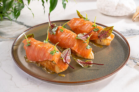 Брускетта с диким лососем и кремом из авокадо