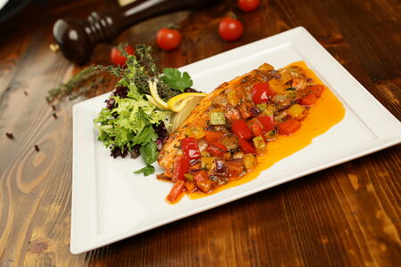 Стейк лосося с овощами