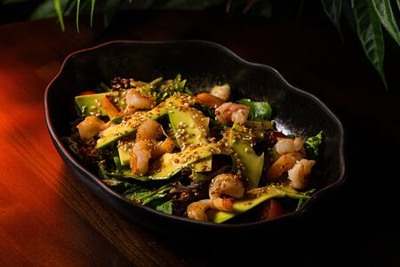 Зеленый салат с Креветками, кунжутом и авокадо