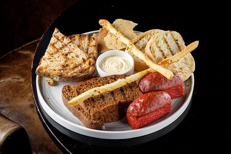 Хлебная корзина со сливочным маслом