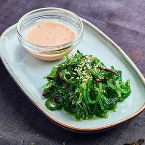 Салат Чука с ореховым соусом