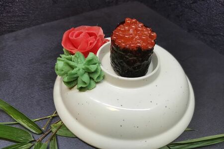Суши с икрой