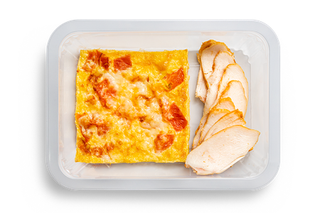 Омлет с куриной грудкой и томатами