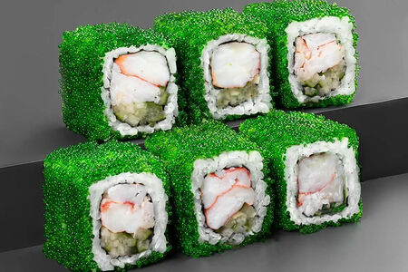 Ролл Калифорния с креветкой и огурцом зеленый