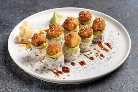 Хрустящий ролл с креветкой, крабом и гуакамоле